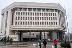 Вид на здание Верховной рады Автономной республики Крым, которое контролируется представителями самообороны русскоязычного населения Крыма