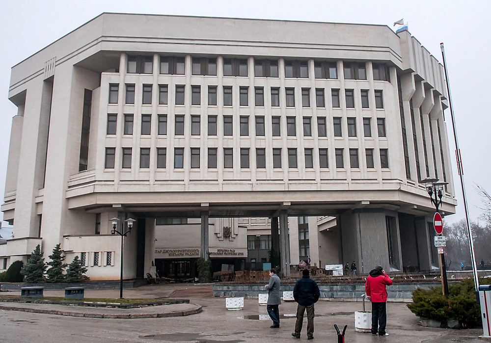 Вид на здание Верховной рады Автономной республики Крым, которое контролируется представителями самообороны русскоязычного населения Крыма
