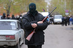 Вооруженный человек на одной из улиц города Славянска