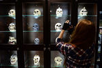 Посетители на выставке «Страшная сказка на ночь» в рамках акции «Ночь в музее» в Музее мировой погребальной культуры, расположенном на территории Новосибирского крематория
