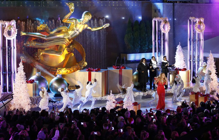 Певица Мерайя Кэри выступила на&nbsp;церемонии зажжения главной рождественской елки США на&nbsp;площади Рокфеллер-плаза в&nbsp;Нью-Йорке