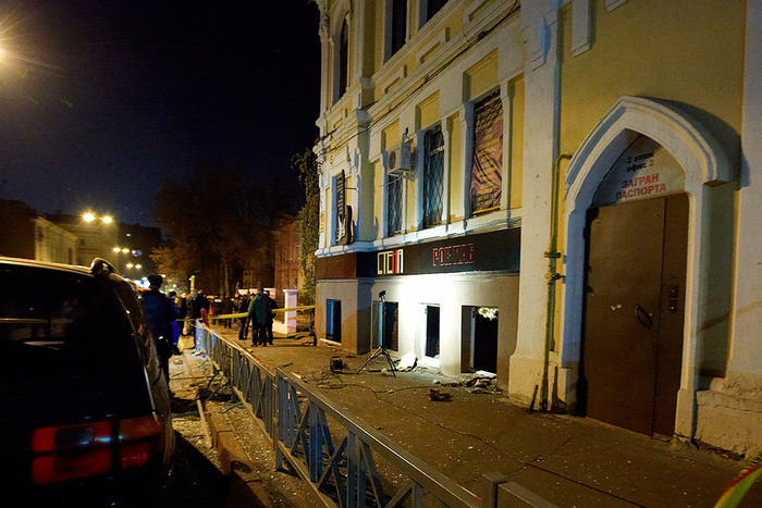 Сотрудники милиции у здания, в котором располагается ночной клуб, где ночью 10 ноября произошел взрыв