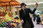 Артист Санкт-Петербургского театра музыкальной комедии во время показа фрагмента спектакля «Чаплин» в постановке Уоррена Карлайла на Даниловском рынке в рамках фестиваля «Золотая маска».