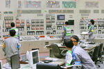 Сотрудники электростанции запускают реактор АЭС «Сендай» на острове Кюсю