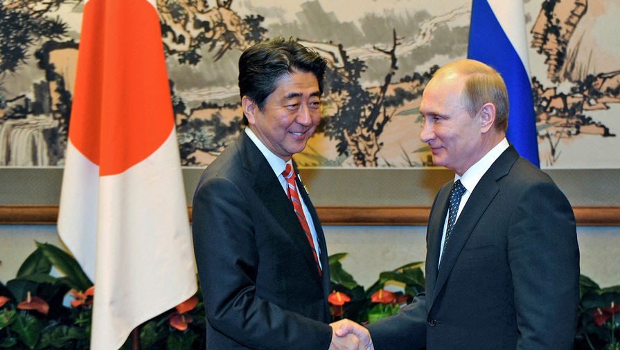 Президент РФ Владимир Путин (справа) и премьер-министр Японии Синдзо Абэ