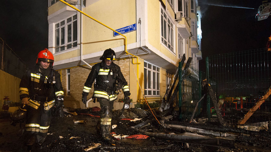 Сотрудники МЧС у пятиэтажного жилого дома на улице Пятигорской в Сочи, где произошел пожар. 2 апреля 2018 года