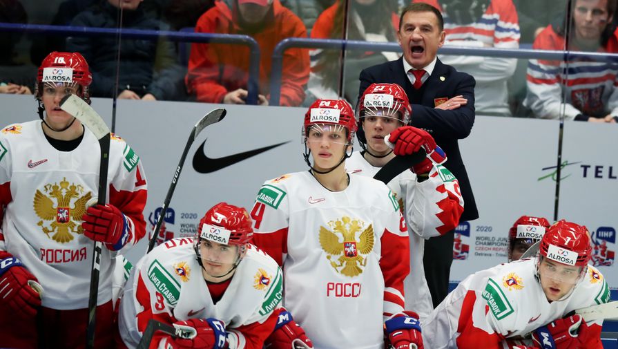 Главный тренер сборной России Валерий Брагин (в центре на втором плане) в матче группового этапа молодежного чемпионата мира по хоккею