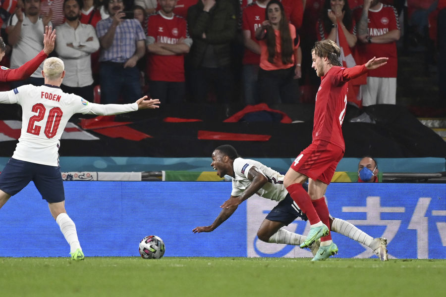 Нападающий сборной Англии Рахим Стерлинг в матче 1/2 финала чемпионата Европы — 2020 против команды Дании