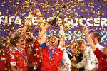 Российские спортсмены, члены сборной России (команда РФС) радуются победе на чемпионате мира по пляжному футболу 2021 между сборными командами России и Японии, 29 августа 2021 года
