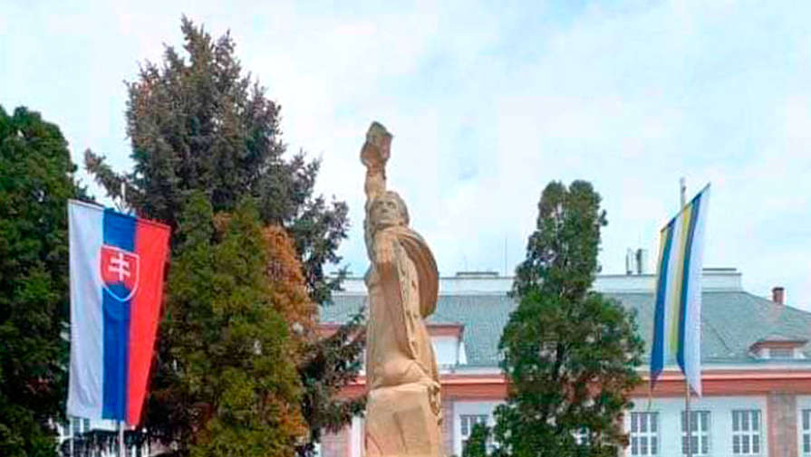 СК России расследует инцидент с осквернением памятника советским солдатам в Словакии