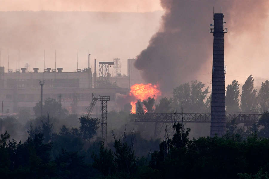 Пожар на заводе «Азот», возникший в результате обстрелов Народной милицией ЛНР в Северодонецке, 11 июня 2022 года