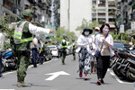 Тайваньские солдаты сопровождают жителей города в убежище во время учений по воздушному налету в Тайбэе, Тайвань, август 2022 года