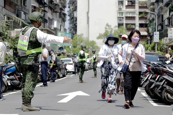 Тайваньские солдаты сопровождают жителей города в&nbsp;убежище во время учений по&nbsp;воздушному налету в&nbsp;Тайбэе, Тайвань, август 2022&nbsp;года