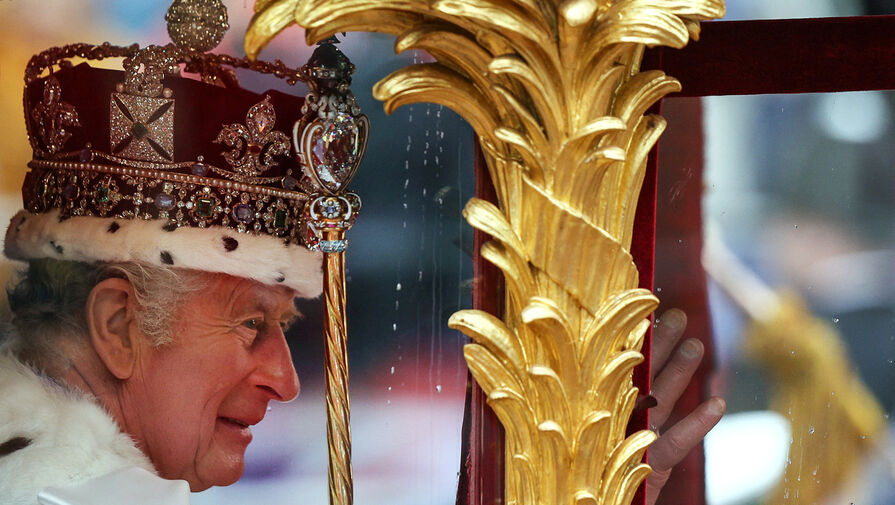 Daily Mail: корона Карла III чуть не упала во время коронации