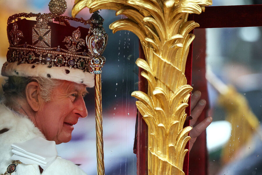 Король Великобритании Карл III в карете Gold State возвращается в Букингемский дворец из Вестминстерского аббатства, 6 мая 2023 года