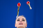 Арина Аверина выполняет упражнение с булавами в индивидуальном многоборье чемпионата России по художественной гимнастике, 2022 год