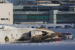 На месте крушения самолета Bombardier CRJ-900 авиакомпании Delta Air Lines в международном аэропорту Пирсон в Торонто, Канада, 17 февраля 2025 года