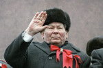 <b>Константин Черненко</b>
<br><br>
Генсек ЦК КПСС являлся самым известным болельщиком «Спартака» среди партийных лидеров — таким принято считать Леонида Брежнева, но тот на самом деле либо был нейтральным поклонником спорта, либо вообще немного симпатизировал ЦСКА. Известно, что Черненко особо тяжело переживал самый мрачный период в истории красно-белых, когда клуб отправился в Первую лигу. Он же помог оперативно вернуть команде величие: по просьбе Старостина решил жилищные вопросы игроков «Спартака» и преобразил базу в Тарасовке. В знак благодарности Черненко получил от «спартаковцев» презент — специальную вазу с эмблемой клуба.