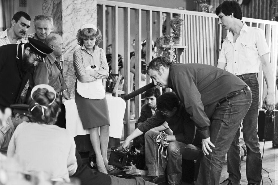 <b>Эльдар Рязанов и Людмила Гурченко на&nbsp;съемках фильма «Вокзал для&nbsp;двоих».</b>
<br><br>
После «Карнавальной ночи» Эльдар Рязанов пригласил Людмилу Гурченко в&nbsp;сатирическую картину «Человек ниоткуда». Также он пробовал ее на&nbsp;главные роли в&nbsp;лентах «Гусарская баллада» и «Ирония судьбы, или С&nbsp;легким паром!», но оба раза по&nbsp;тем или иным причинам не утверждал, и их пути временно разошлись. Спустя годы они встретились на&nbsp;вечере в&nbsp;Доме актера, Рязанов посмотрел программу, в&nbsp;которой Людмила Гурченко исполняла песни военных лет, к&nbsp;тому же режиссер и актриса начали вместе сниматься в&nbsp;телевизионной передаче. Так постановщик вновь открыл для&nbsp;себя талант Гурченко, и роль в&nbsp;«Вокзале для&nbsp;двоих» писалась уже с&nbsp;прицелом на&nbsp;нее. 