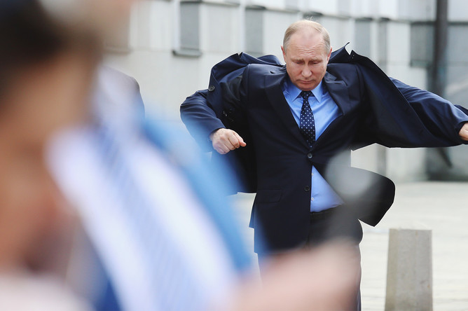 Президент России Владимир Путин на церемонии открытия памятного креста в честь убитого князя Сергея Александровича в Кремле, 4 мая 2017 года