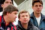 Тренер московского «Локомотива» Юрий Семин (справа) наблюдает за игрой между волгоградским «Ротором» и московским «Локомотивом» в 2000 году 