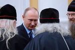 Владимир Путин во время посещения Рогожского духовного центра Русской православной старообрядческой церкви