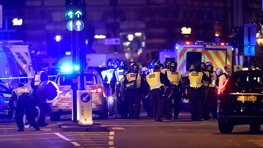 Полиция на месте инцидента в центре Лондона, 4 июня 2017 года