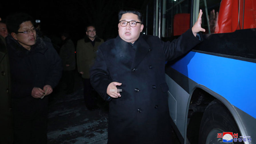 Лидер Северной Кореи Ким Чен Ын осматривает новый троллейбус перед&nbsp;поездкой по&nbsp;ночному Пхеньяну, 4 февраля 2018 года