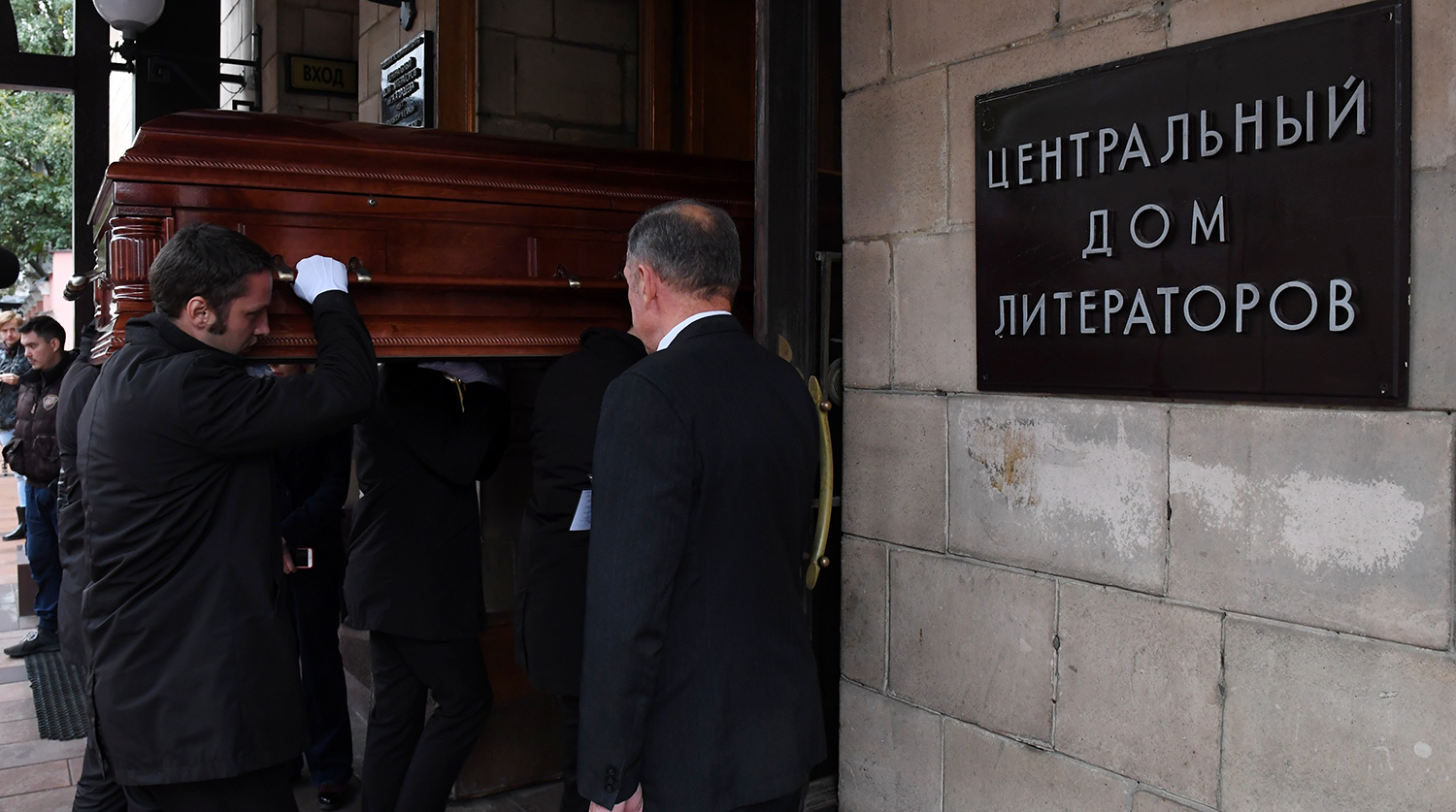 Перед началом церемонии прощания с народным артистом России Романом Карцевым в Клубе писателей Центрального Дома литераторов, 4 октября 2018 года