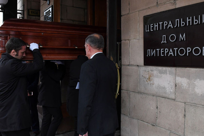 Перед началом церемонии прощания с народным артистом России Романом Карцевым в Клубе писателей Центрального Дома литераторов, 4 октября 2018 года