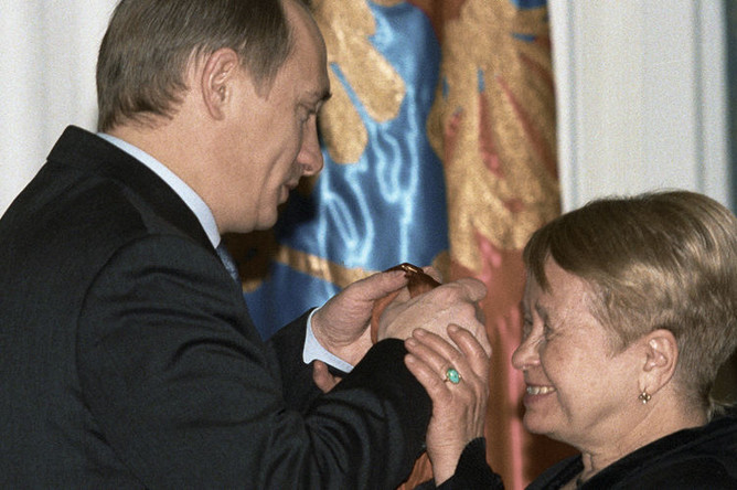 Владимир Путин во время вручения государственной награды композитору Александре Пахмутовой, 2003 год