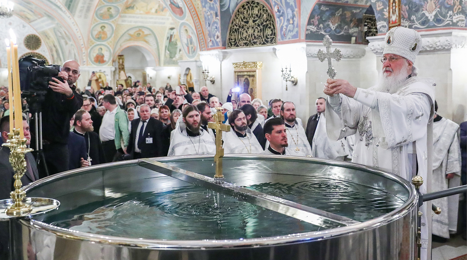 Святая вода ночью. Храм Христа Спасителя Святая вода. Крещение в храме Христа Спасителя.