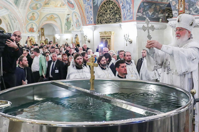 Патриарх Московский и всея Руси Кирилл совершает чин великого освящения воды в Крещенский сочельник в Преображенской церкви храма Христа Спасителя, 18 января 2019 года