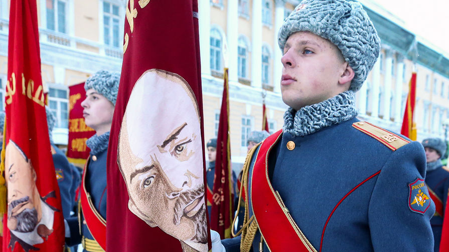 Военнослужащие на&nbsp;Дворцовой площади во время военного парада в&nbsp;часть 75-й годовщины полного освобождения Ленинграда от фашистской блокады, 27 января 2019 года