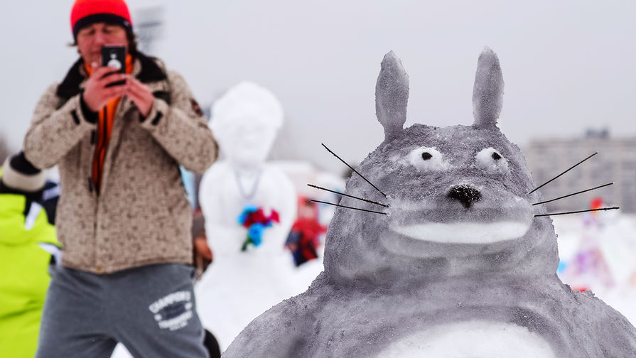 Участник фестиваля авторской лепки снежных фигур на территории дворца пионеров на Воробьевых горах, февраль 2019 года