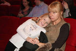 Алена Апина с дочерью в кинотеатре в Москве, 2009 год