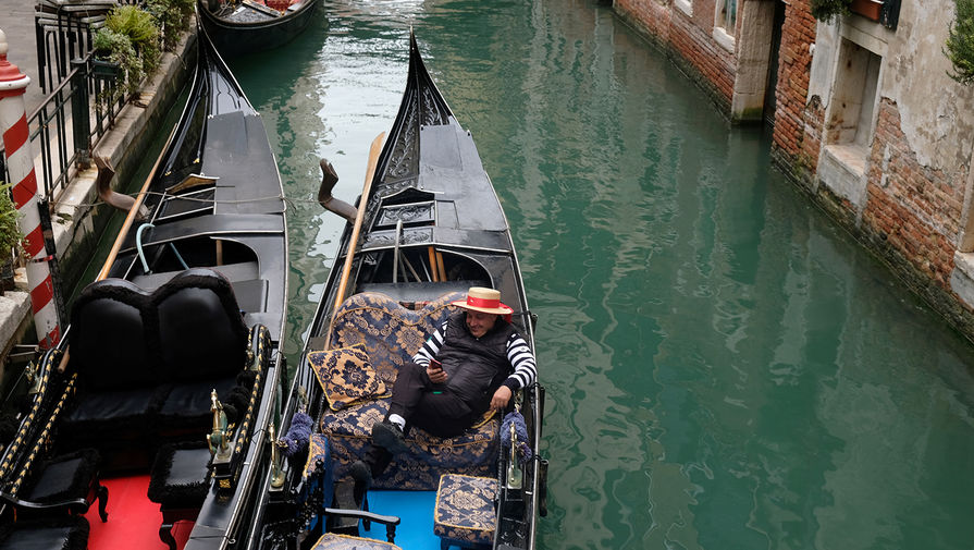 Гондольер ожидает туристов в Венеции, Италия, 10 марта 2020 года