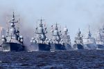 Боевые корабли в кильватерном строю во время Главного военно-морского парада в честь Дня Военно-Морского Флота России, 26 июля 2020 года