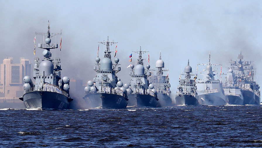 Боевые корабли в кильватерном строю во время Главного военно-морского парада в честь Дня Военно-Морского Флота России, 26 июля 2020 года