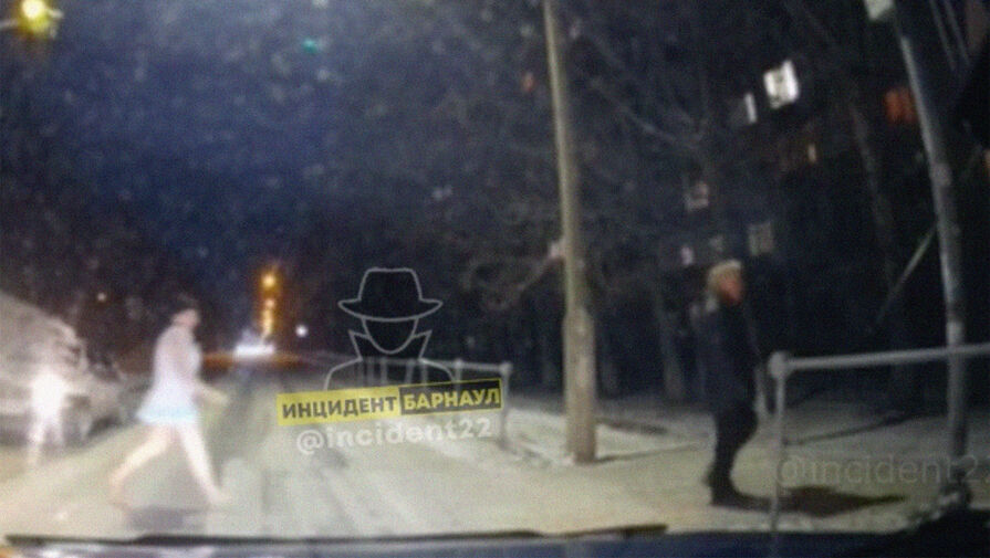В Барнауле босоногая женщина в пижаме и с ножом гуляла по улицам города
