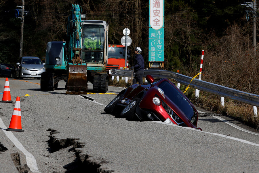 Машина застряла в&nbsp;трещине на&nbsp;дороге после землетрясения, недалеко от Удзимы, 2&nbsp;января 2024&nbsp;года 