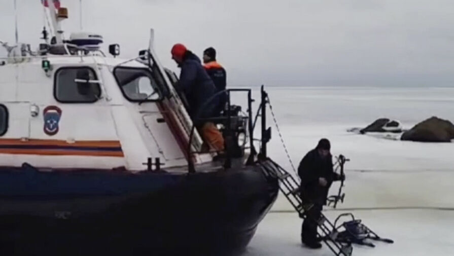 В Ленобласти 15 рыбаков застряли на отколовшейся льдине