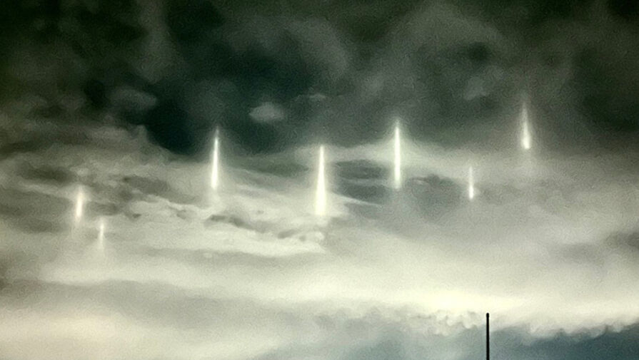 Жителей японского города напугали 9 световых столбов в ночном небе
