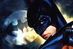 <b>Вэл Килмер — фильм «Бэтмен навсегда» (1995)</b>
<br><br>
Создатель Бэтмена Боб Кейн, который был творческим консультантом ленты, назвал работу Килмера лучшим экранным воплощением супергероя на тот момент. За этот фильм актер получил свой первый крупный гонорар в размере $7 млн. Но Килмеру не удалось удержать роль надолго: по одной из версий, на съемках он продемонстрировал токсичность, и в следующий фильм его уже не пригласили. Сам актер долгие годы говорил, что не возвращался к роли из-за плотного расписания, — а в 2020-м заявил, что персонаж просто был ему неинтересен.
<br><br>
Затем он снялся в фильме «Схватка» и был номинирован на премию «Сатурн» в категории «Лучший актер второго плана». Последующие работы актера были провальными, и его карьера пошла на спад — плюс ко всему он заболел раком гортани и потерял голос. В 2020 году Килмер снялся в одной из главных ролей в фильме «Золотая жила» (его озвучил актер за кадром), а в 2021-м компания Sonantik с помощью ИИ воссоздала голос артиста благодаря репликам из его старых фильмов.
