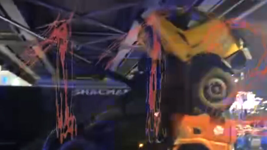 На юге Москвы самосвал застрял под мостом