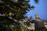 Памятник Юрию Долгорукому в Москве, рядом с которым открылась рождественская ярмарка в рамках фестиваля «Путешествие в Рождество»