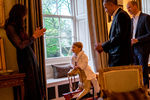 Президент Обама и принц Уильям, принц Джордж и Кейт Миддлтон (справа налево) в Кенсингтонском дворце