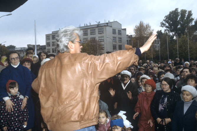 Аллан Чумак с людьми, надеющимися на исцеление, 1991 год
