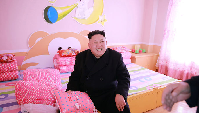 Высший руководитель КНДР Ким Чен Ын во время посещения начальной школы для сирот в Пхеньяне...