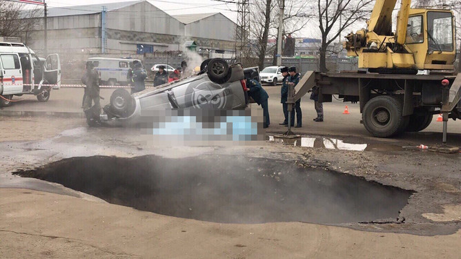 На месте падения автомобиля в яму с кипятком на улице Аустрина в Пензе, 19 ноября 2019 года